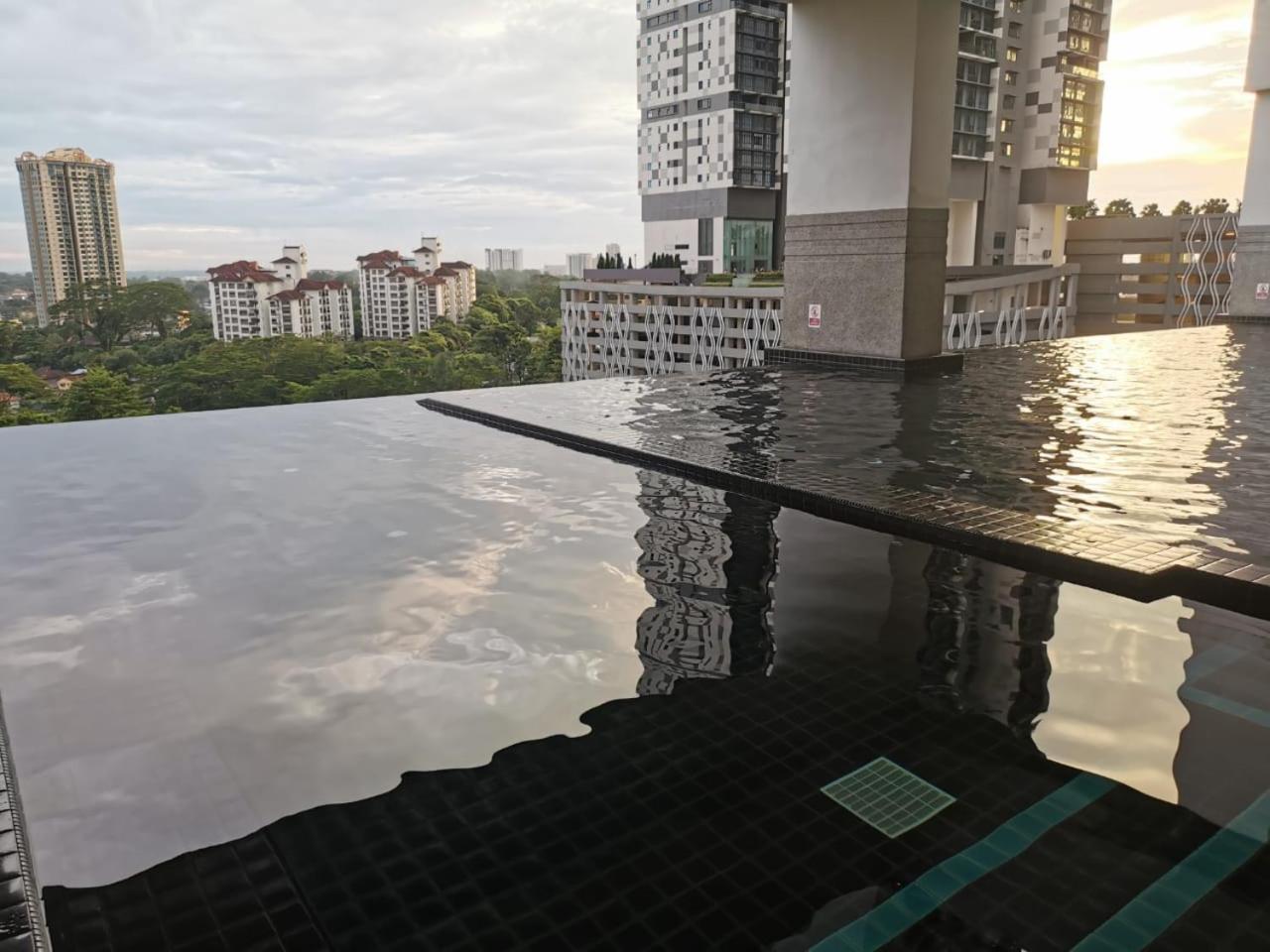 Twin Galaxy 2bedroom View Balcony Netflix Wifi Apartment